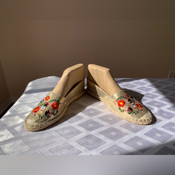 Stunning Gold Fabric Flats with Embroidered Design SIZE 10 Women's Espadrilles - Picture 11 of 12
